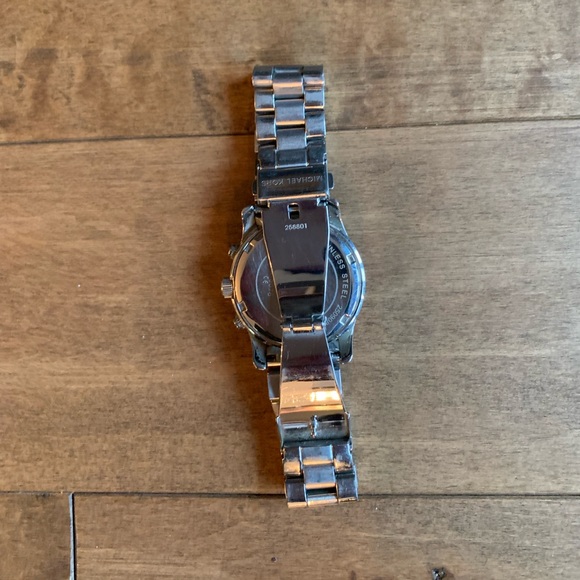 Micheal Kors MK 5076 ~ Excellent Used Condition - Picture 2 of 3